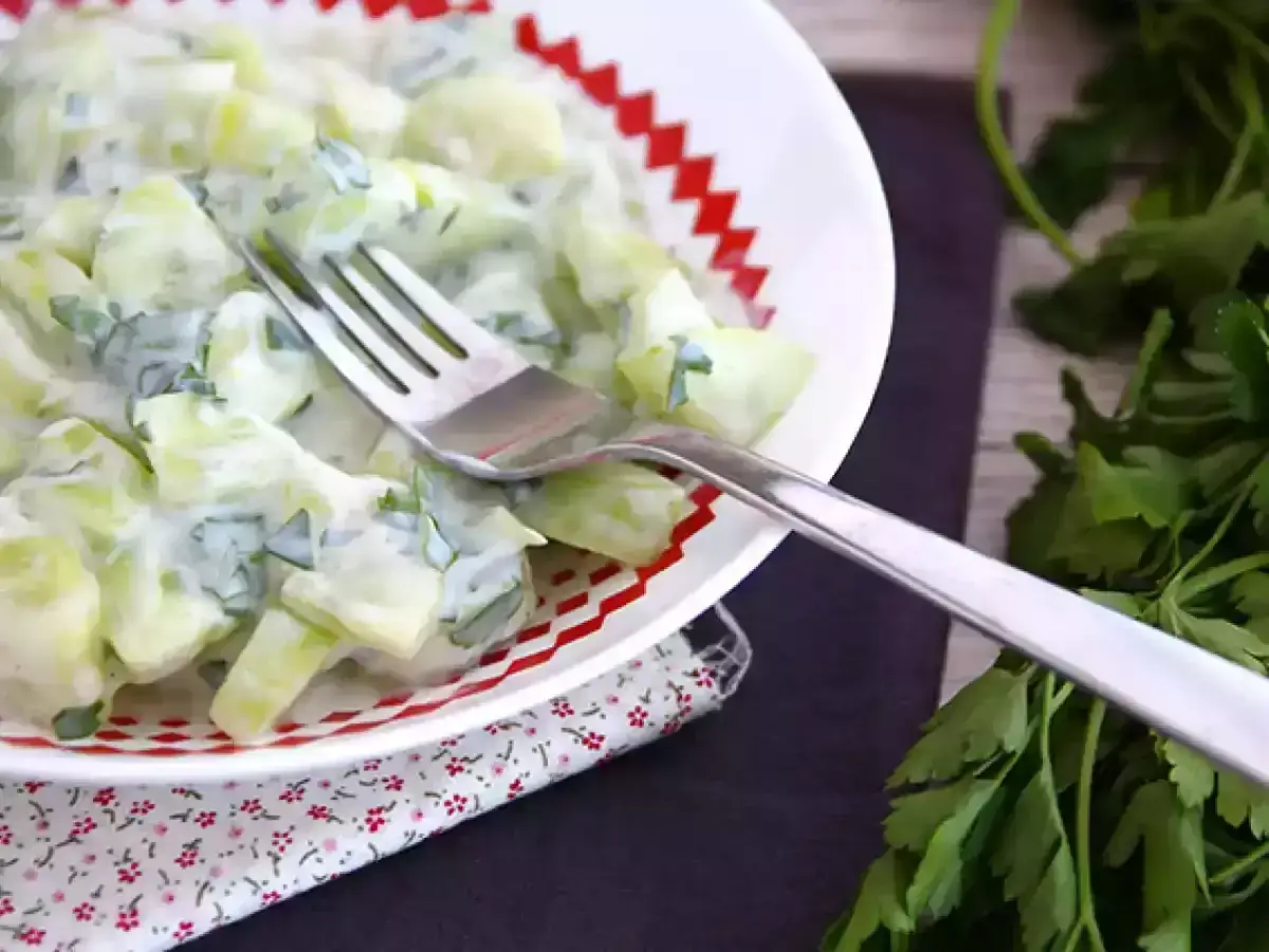 Deliciosa ensalada de pepino y yogur, cremosa y refrescante, con un toque de hierbas frescas.