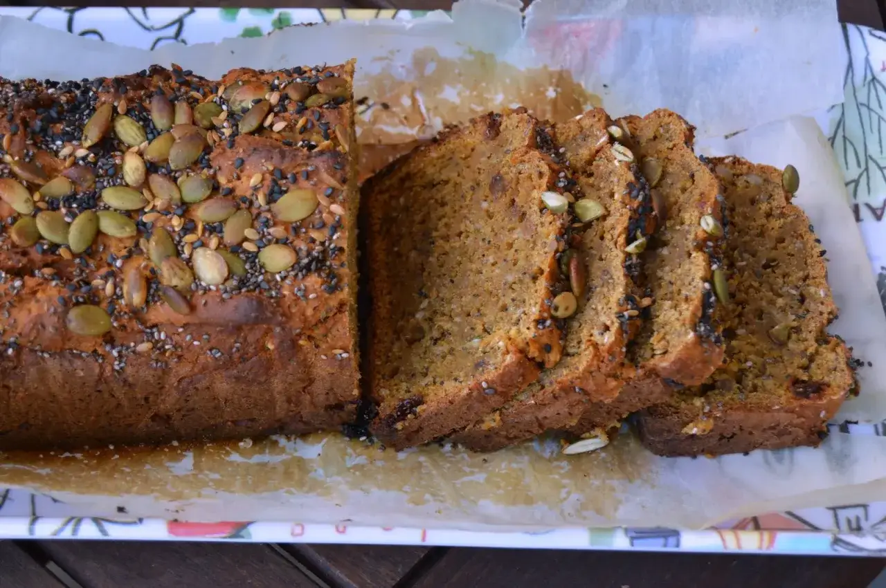 Pan de boniato casero, cubierto con semillas de calabaza, s&eacute;samo negro y ch&iacute;a. &iexcl;Una delicia saludable!