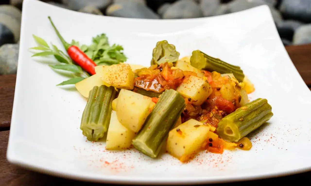Plato de patatas y moringa con chile rojo y cilantro.