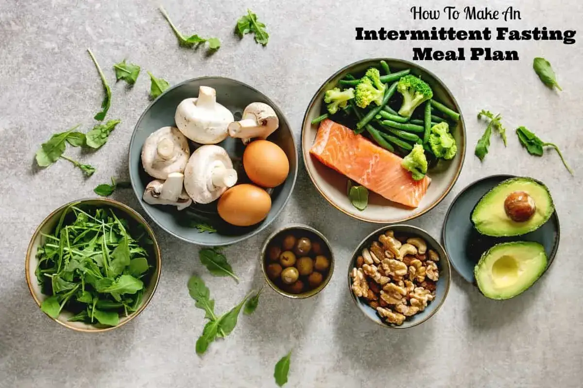Ingredientes para un men&uacute; de ayuno intermitente: salm&oacute;n, aguacate, huevos, champi&ntilde;ones, verduras y frutos secos.