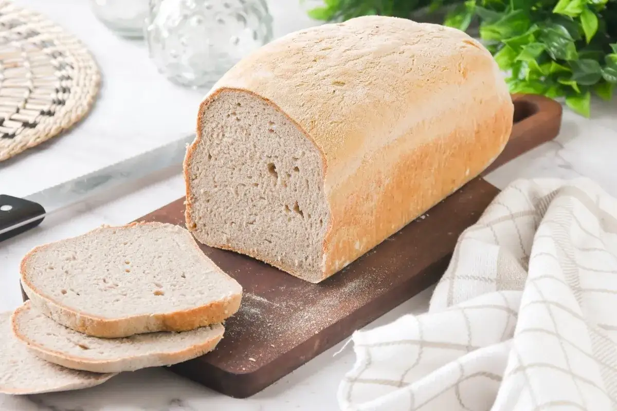 Un delicioso pan sin gluten reci&eacute;n horneado, con rebanadas cortadas y listas para disfrutar.
