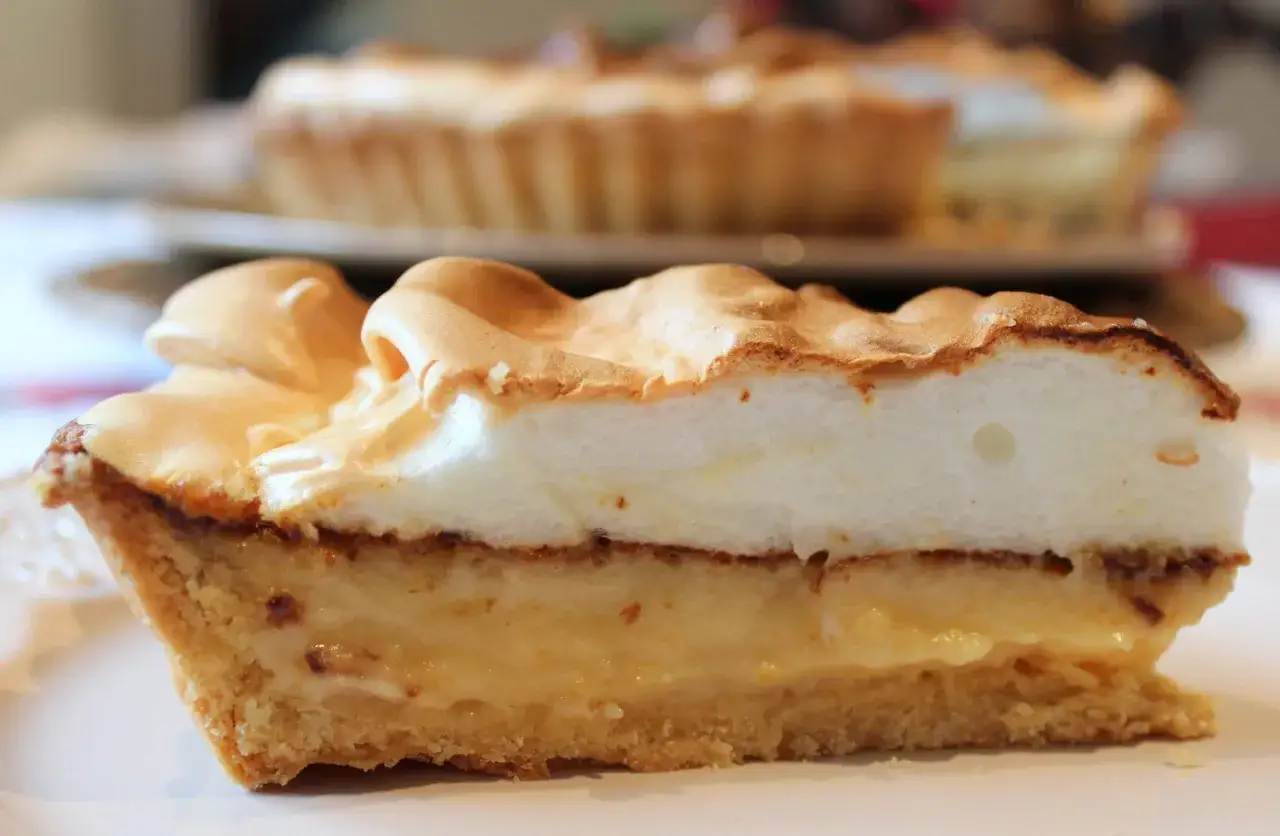 Tarta de lim&oacute;n al horno con merengue dorado y relleno cremoso. Un postre casero que invita a disfrutar.