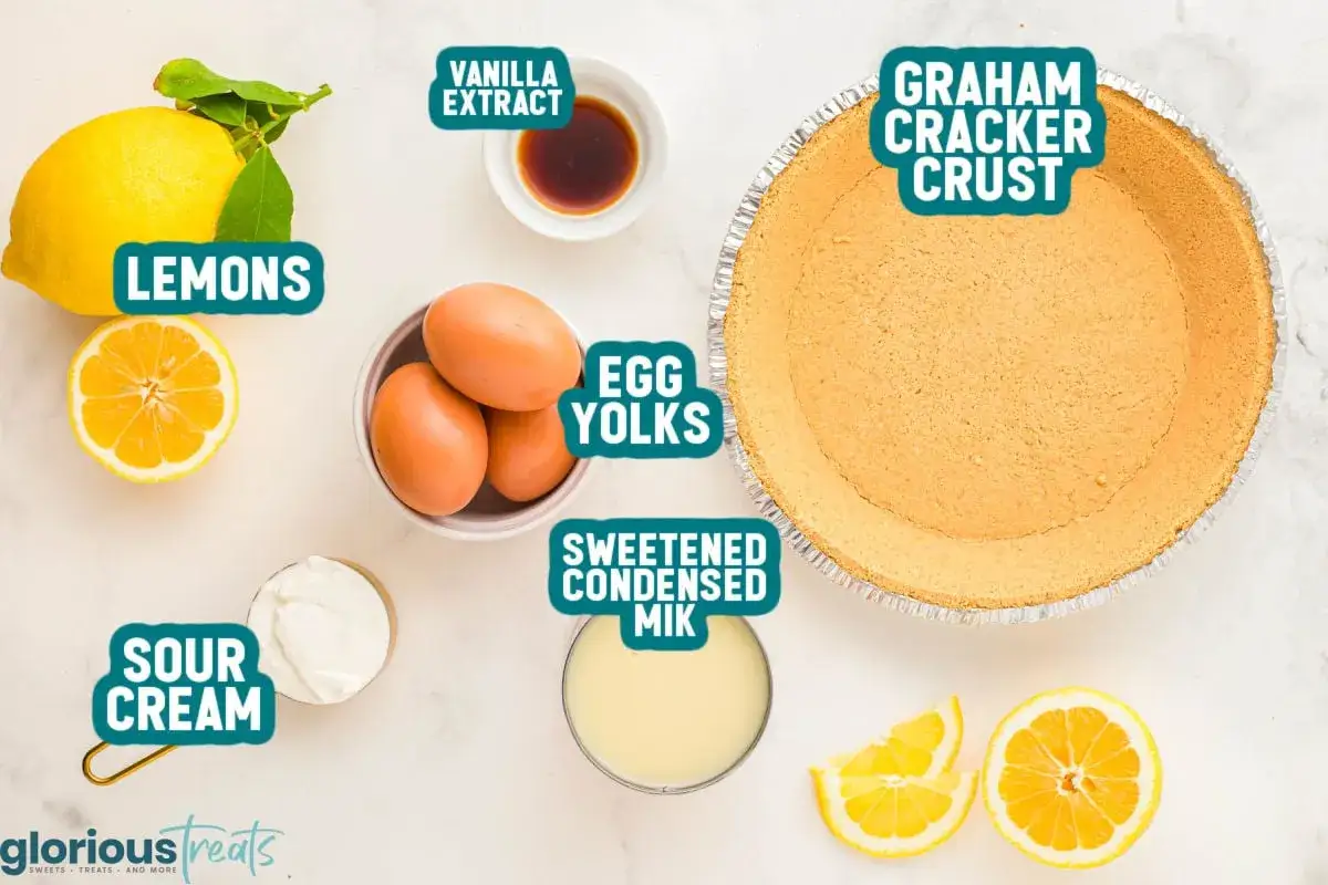 Ingredientes para lemon pie: limones, extracto de vainilla, yemas de huevo, crema agria, leche condensada y base de galleta.