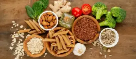 Alimentos como almendras, avena, brócoli y semillas son fuentes de fitoestrógenos naturales.