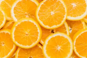 Rodajas de naranja vibrantes, llenas de vitamina C, dispuestas en un patrón apetitoso.