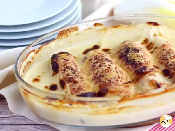 Endivias gratinadas en salsa bechamel, un clásico de las endivias recetas, con queso dorado y burbujeante.